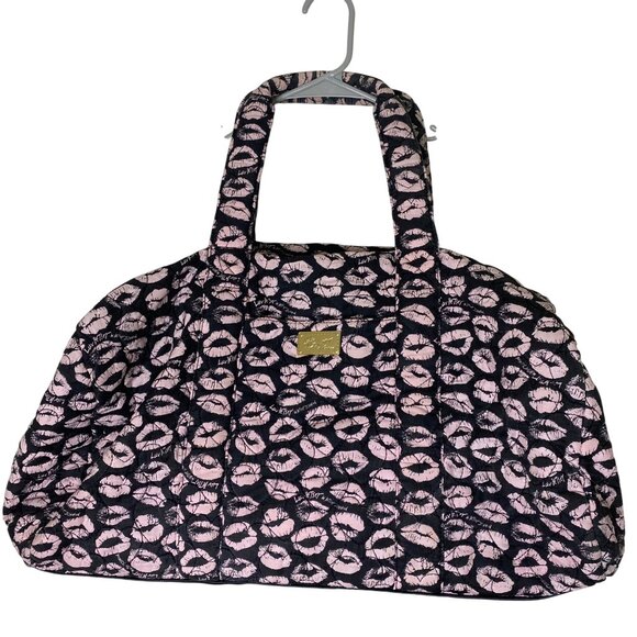 Luv Betsey Johnson Quilted Kiss-Print Duffel Bag Travel Tote Black / Pink - Picture 1 of 11